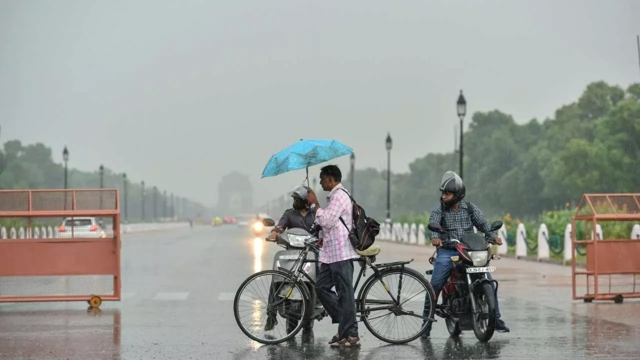 Weather Update: दिल्ली-NCR में उमसभरी गर्मी ने निकाला लोगों का पसीना, इन राज्यों में भारी बारिश का Alert