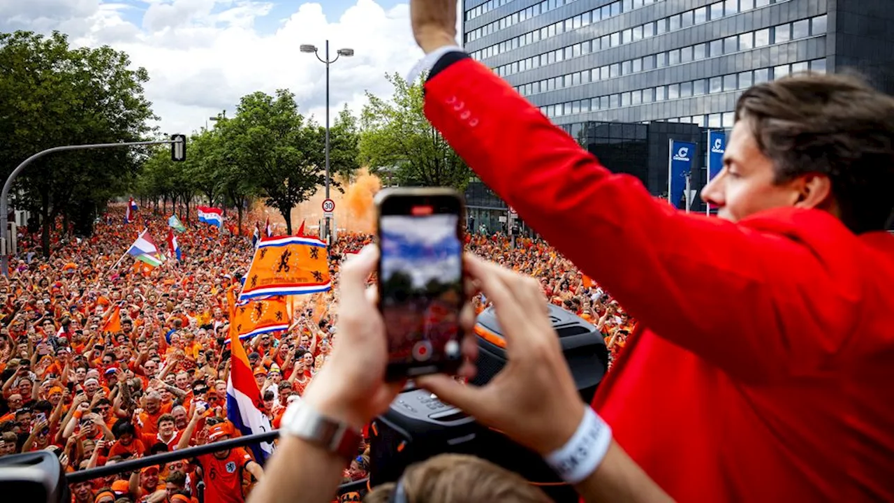 110.000 Oranje-supporters in overvol Dortmond • Spelersbus onderweg naar stadion