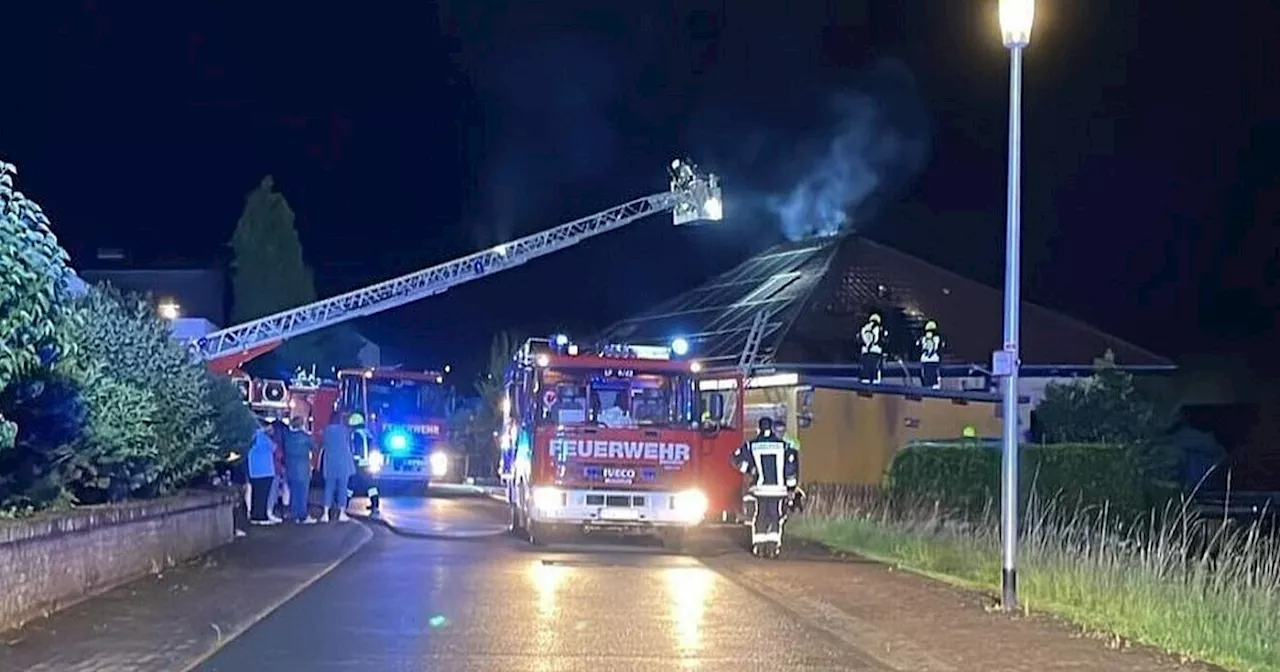 Dachstuhlbrand nach Blitzeinschlag in Diemelstadt-Wrexen