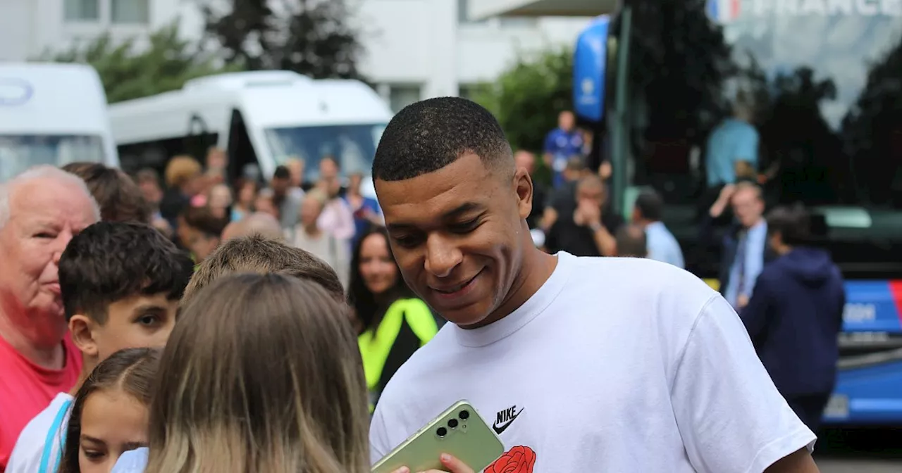 Nach EM-Aus: Französische Fußballstars geben Autogramme im Kreis Paderborn