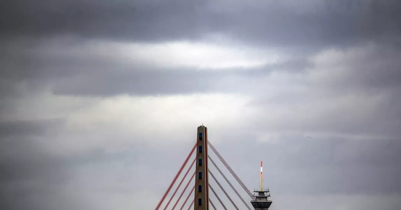 Sturmtief über Düsseldorf​: A59-Auffahrt blockiert ​- Feuerwehr zu 73 Einsätzen gerufen​