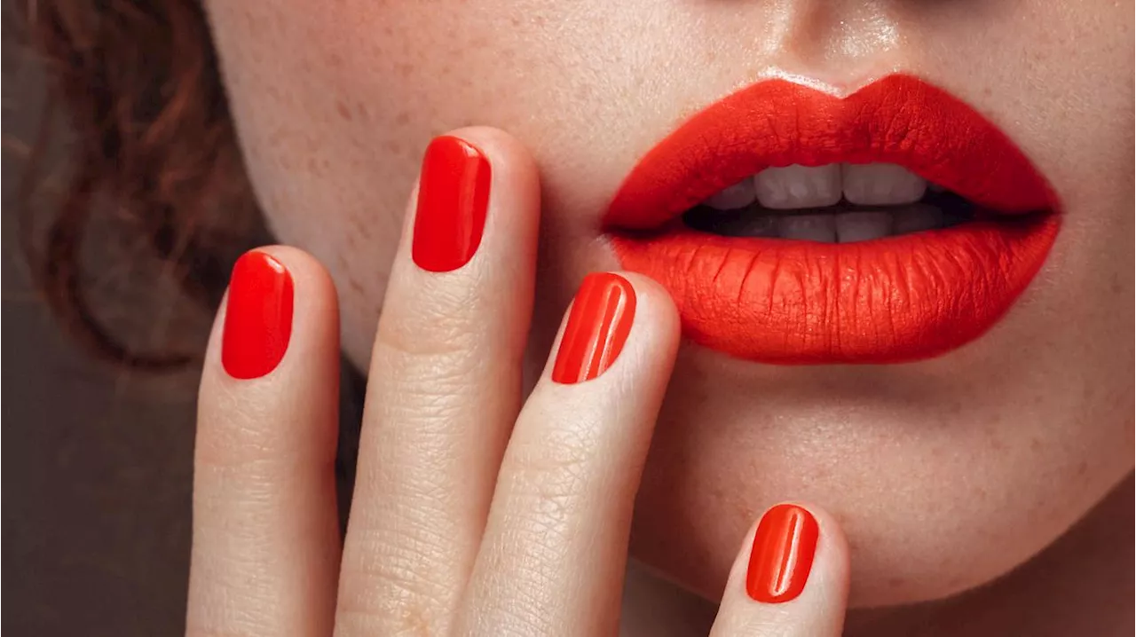 Roter Nagellack: Diese Farbe passt zu eurem Hautton