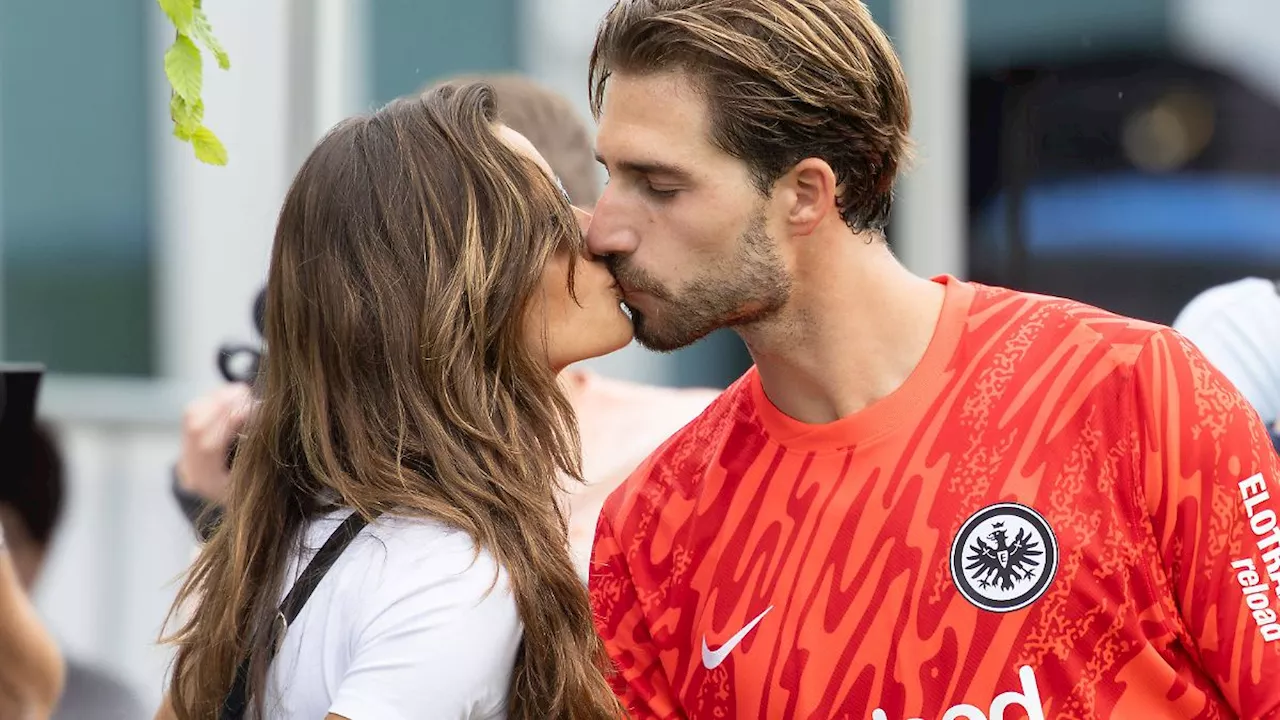 Saisonauftakt bei Eintracht Frankfurt: Izabel Goulart mit heißen Trainingsküsschen für Kevin Trapp