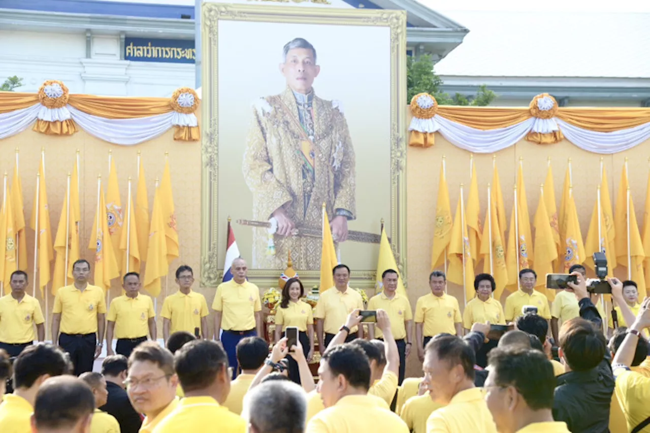 'มท.1'นำข้าราชการและพสกนิกรร่วมถวายพระพรชัยมงคลในหลวงด้วยขบวนธงตราสัญลักษณ์พระราชพิธีเฉลิมพระชนมพรรษา 6 รอบ