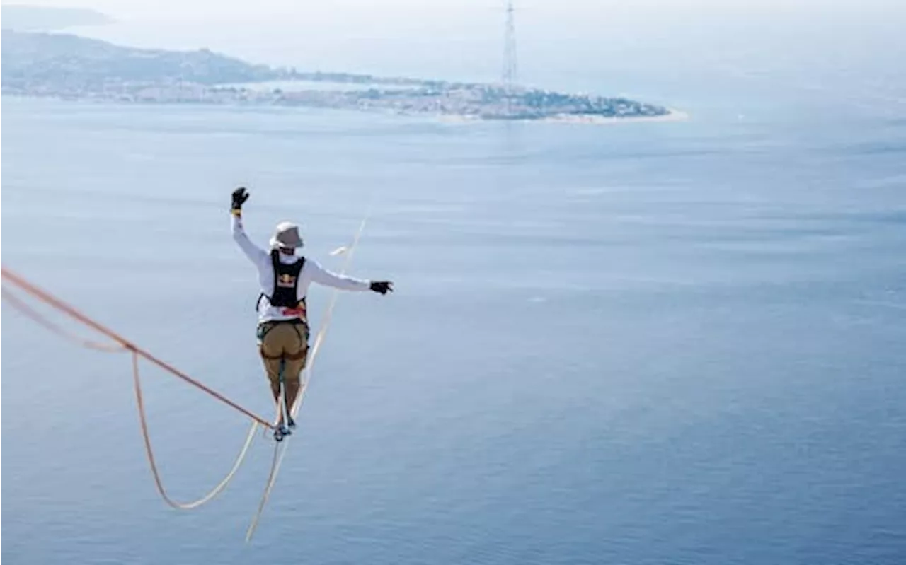 La sfida di Jaan Roose, attraversare lo Stretto di Messina su una slackline