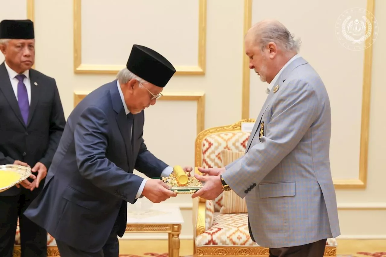 King receives Sultan Brunei's official reply to royal invitation to installation ceremony