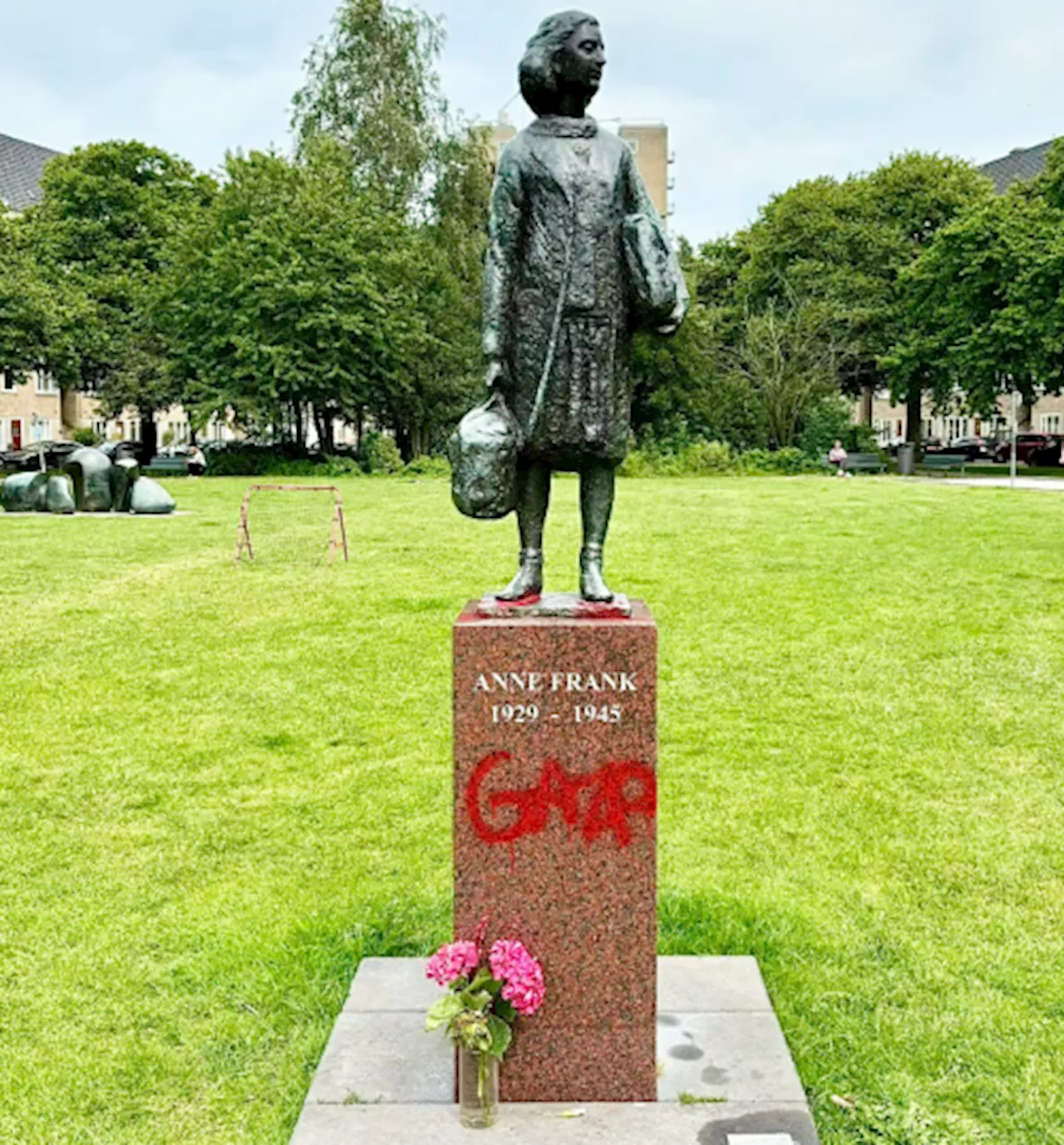 Amsterdam, deturpata la statua di Anna Frank con la scritta 'Gaza'