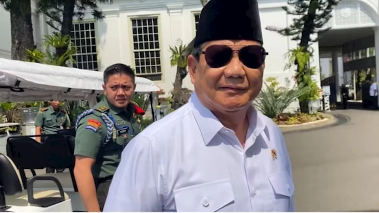 Pulih dari Operasi Kaki, Prabowo Subianto Pamer Gaya Silat dan Lari-lari Kecil di Halaman Istana