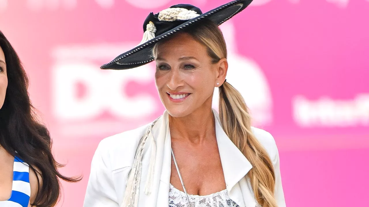 Sarah Jessica Parker luce elegante con un vestido midi color blanco y zapatos de tacón