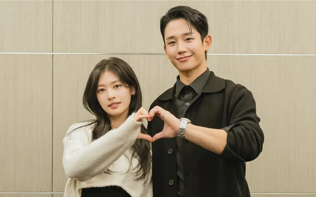 Gaya Rambut Jung Hae In Disorot saat Dampingi Jung So Min di Baca Naskah 'Love Next Door'