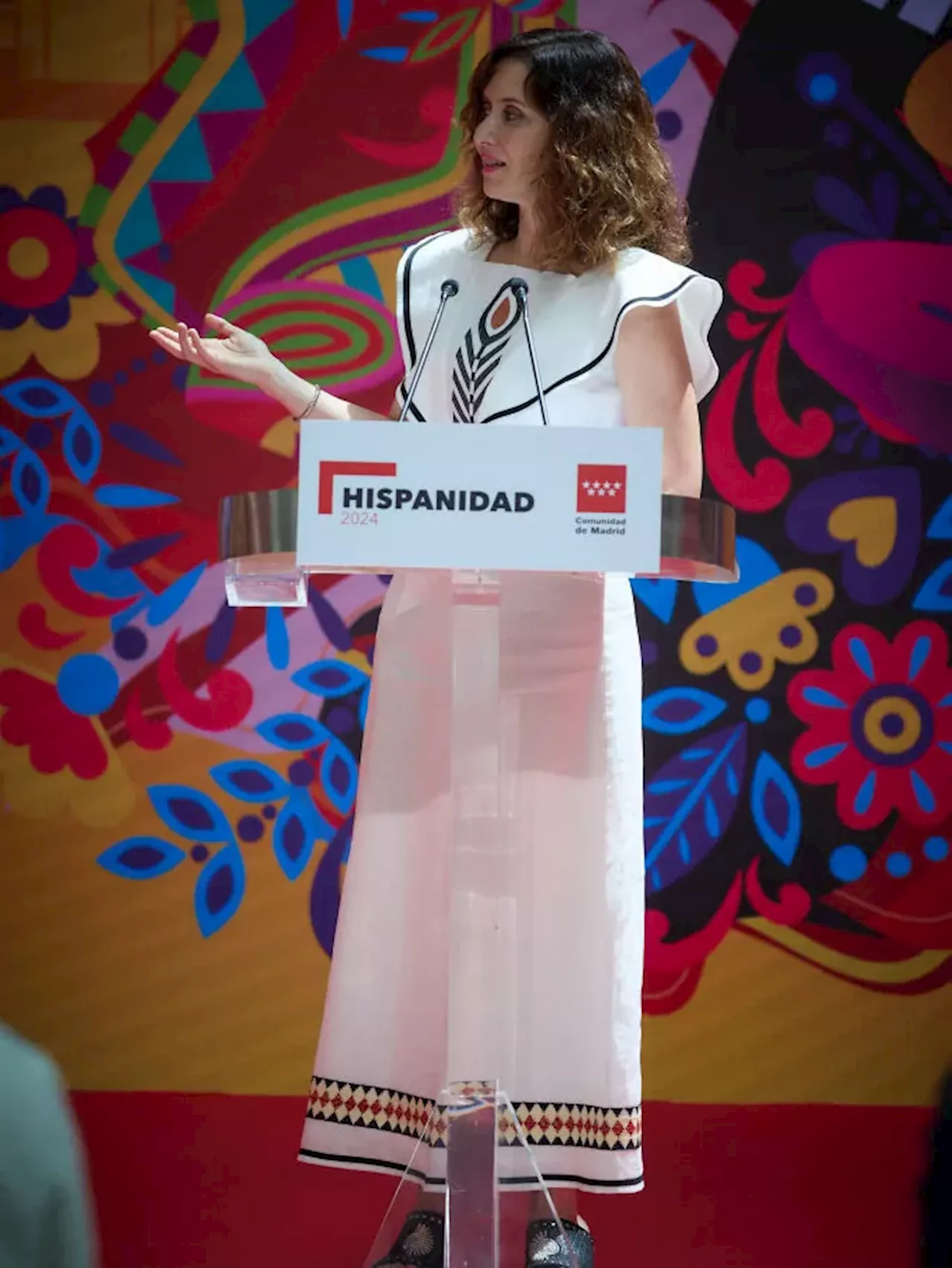 ¿Ha querido lanzar Isabel Díaz Ayuso algún mensaje con su vestido de inspiración étnica?