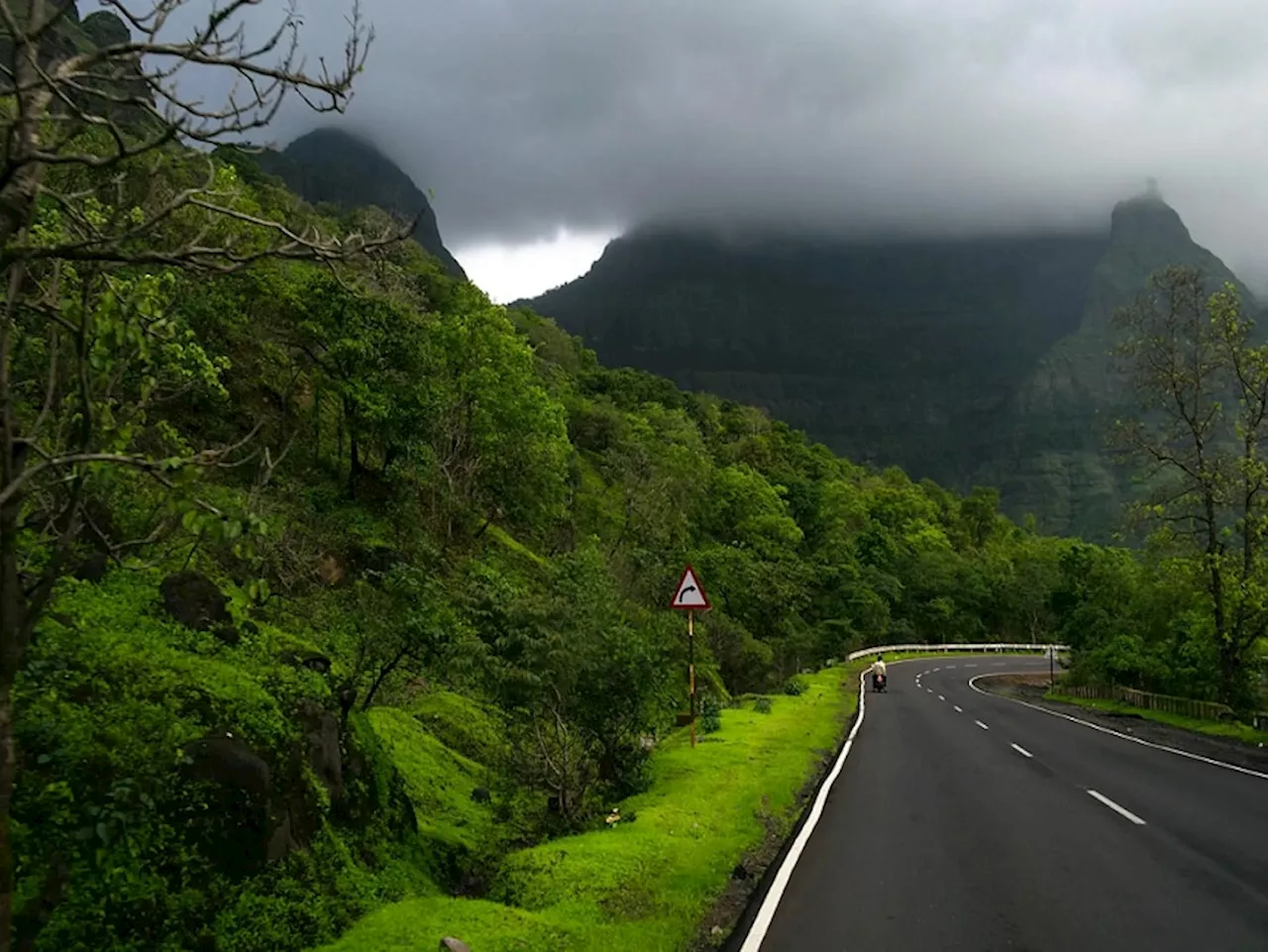 Maharashtra Weather News : मुंबईत पावसाचा फुसका बार; कोकणासह घाटमाथ्यावर मात्र मुसळधार, पाहा हवामान वृत्त