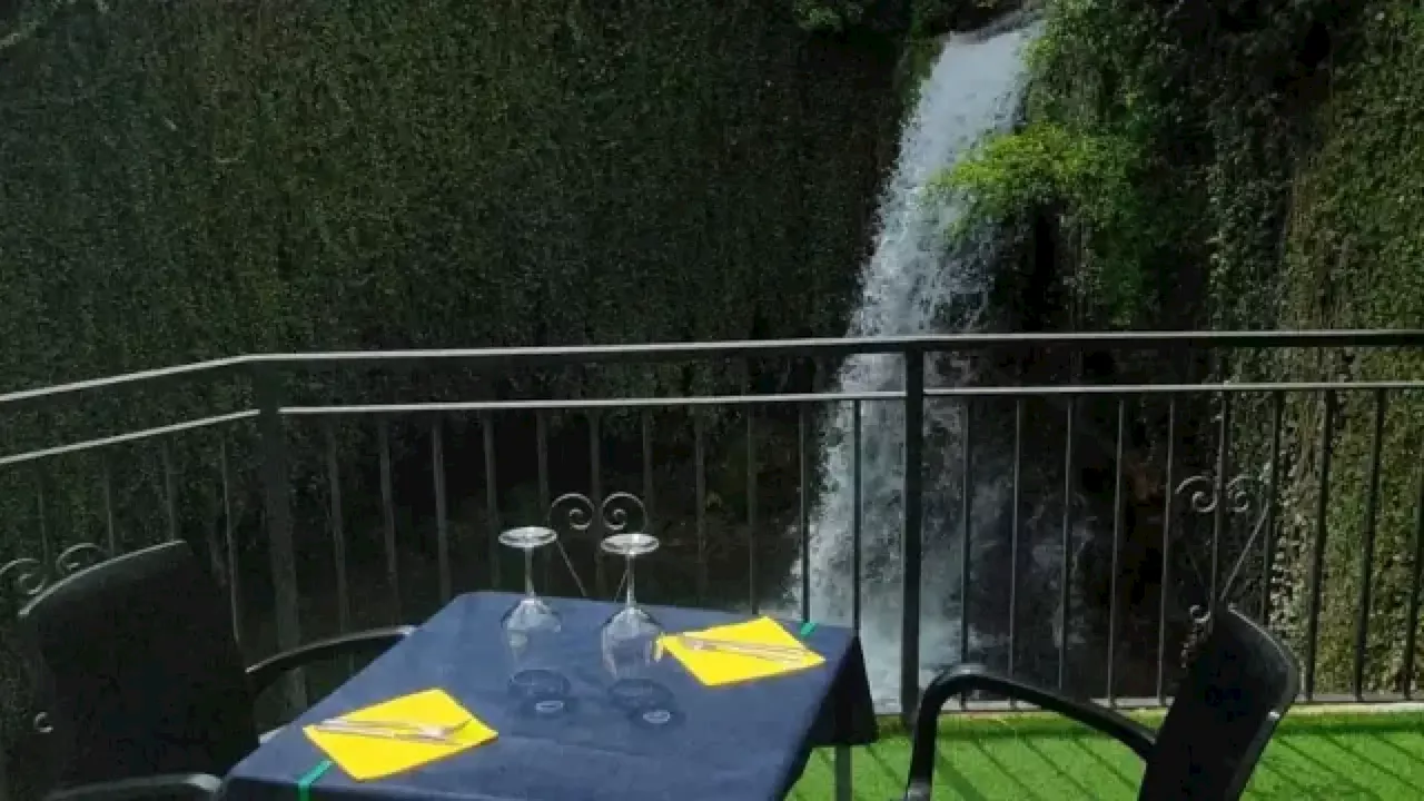 El restaurante entre cascadas con cocina tradicional y un menú del día por 16 euros