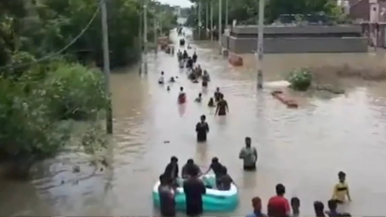 ये कोई नदी नहीं, बल्कि दिल्ली की कॉलोनी की एक सड़क है! ड्रोन Video में देखें बाढ़ जैसा नजारा