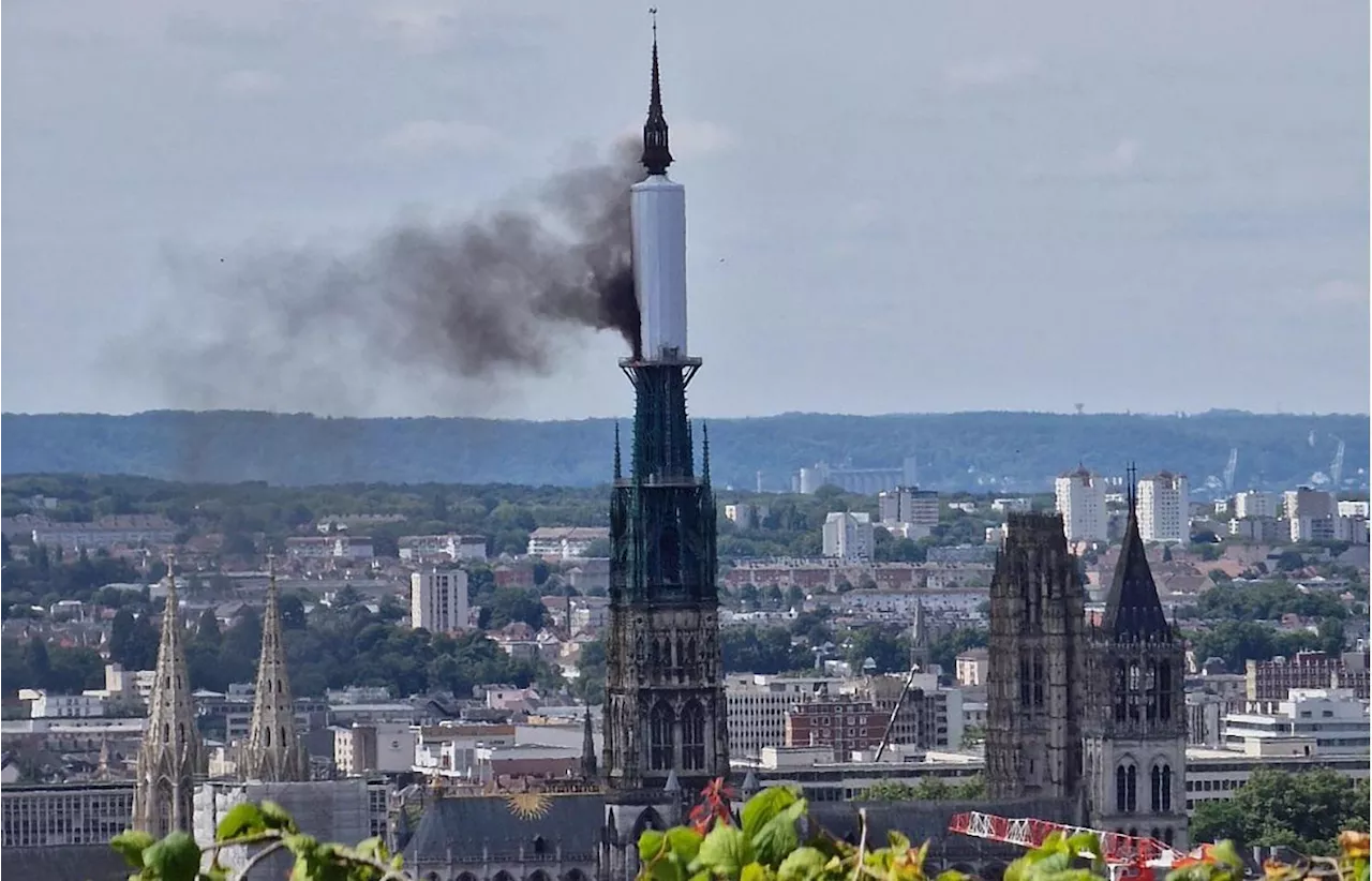 Vasto incendio nella cattedrale di Rouen, divorata dalle fiamme la guglia