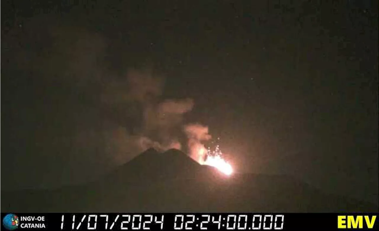 Etna: attività stromboliana e cenere vulcanica da Voragine