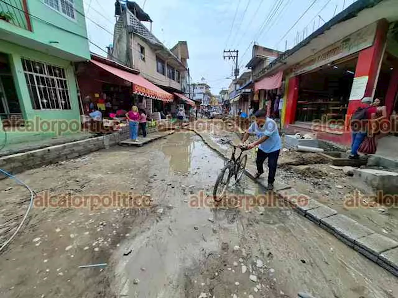 Casi un año y no concluyen la calle Ferrocarril, se quejan en Álamo