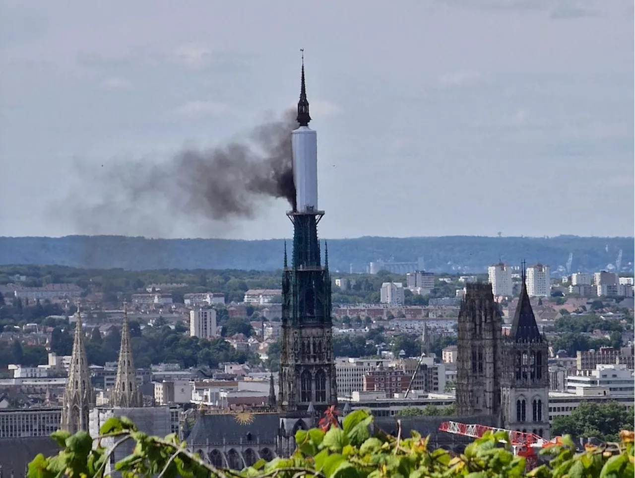 Rouen: Feuer an Spitzturm von gotischer Kathedrale in Frankreich ausgebrochen