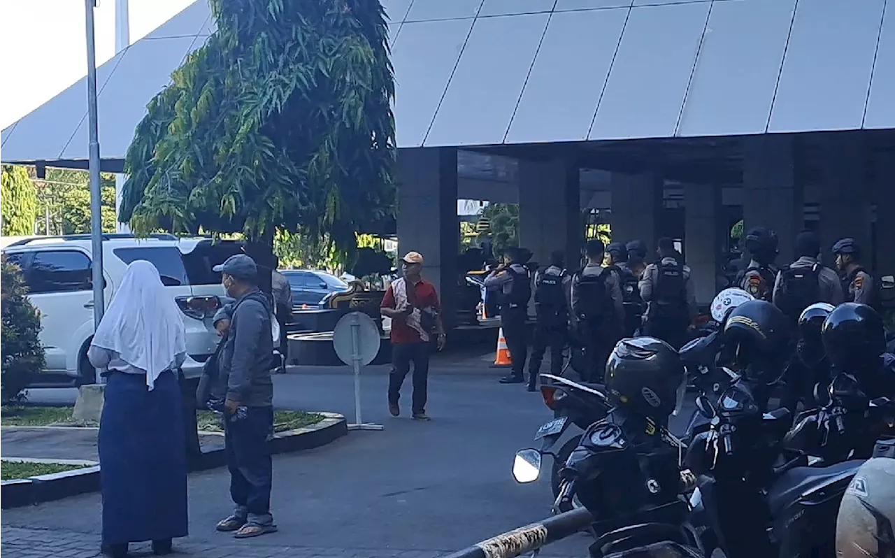 Puluhan Ortu Calon Siswa PPDB Pemegang Piagam Palsu Geruduk Kantor Gubernur Jateng