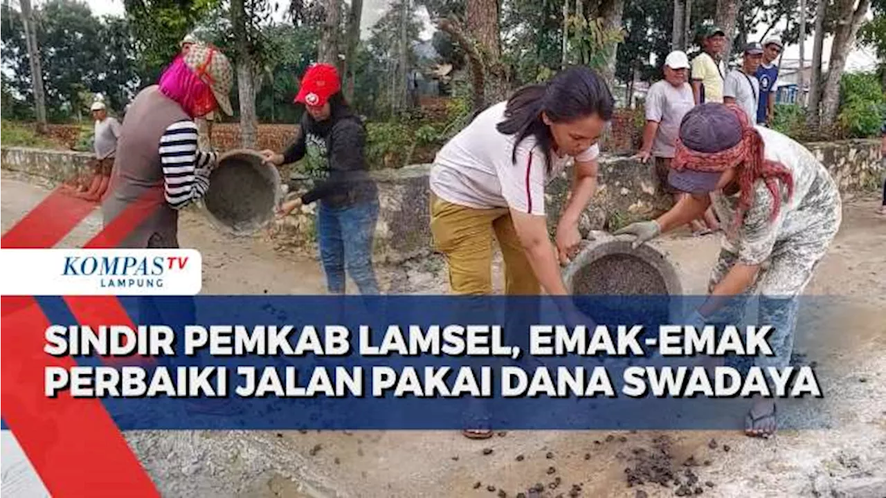 Emak-Emak Perbaiki Jalan Rusak dari Hasil Swadaya Warga