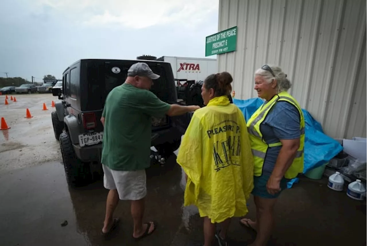 Days after Beryl, Texans toil to cope with debris, heat, rain and no power