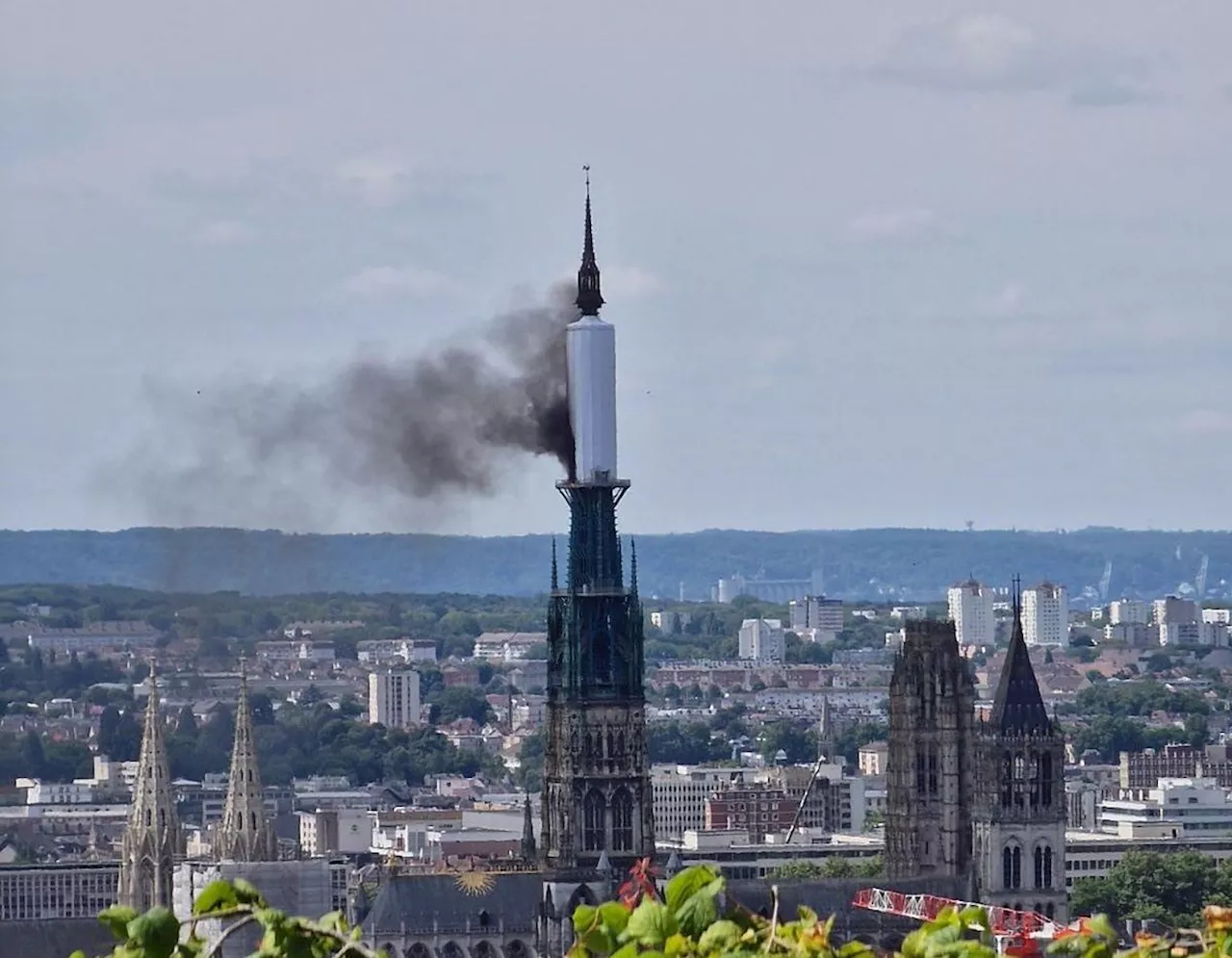 La flèche de la cathédrale de Rouen touchée par un incendie, «maîtrisé» à la mi-journée