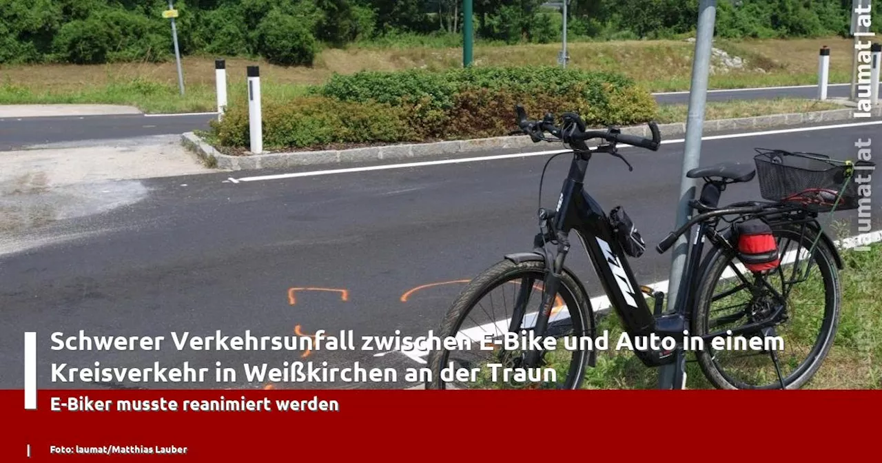 Schwerer Verkehrsunfall zwischen E-Bike und Auto in einem Kreisverkehr in Weißkirchen an der Traun