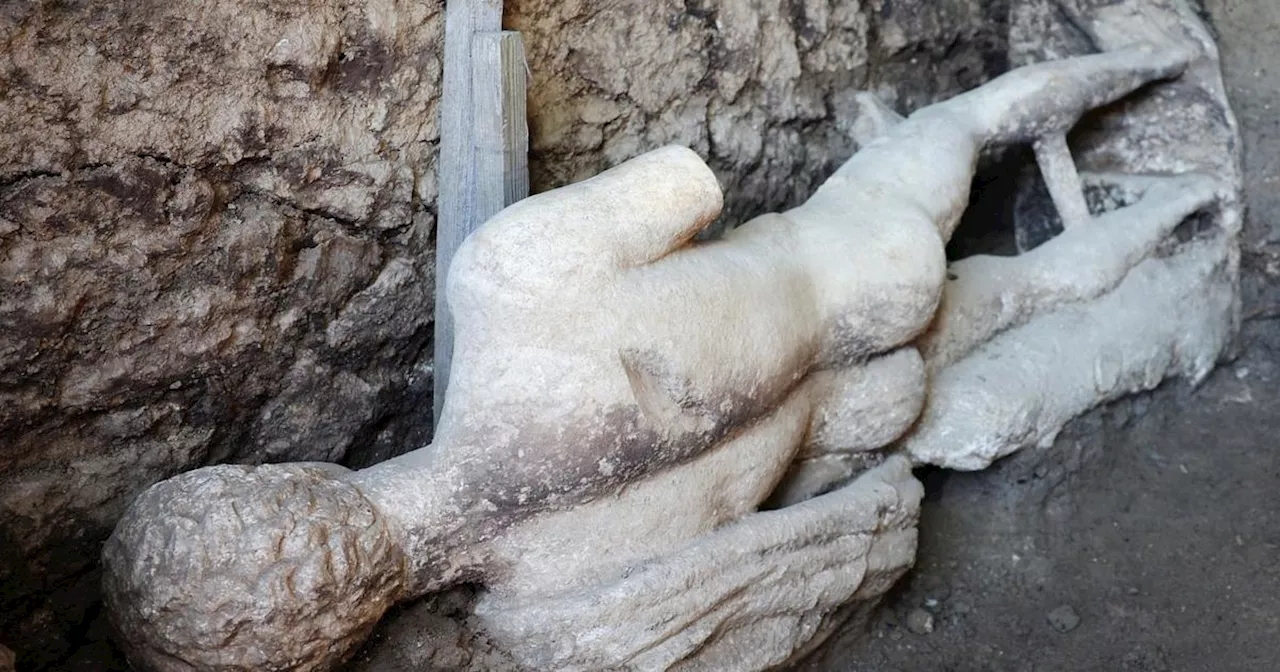 Une statue en marbre du dieu Hermès découverte par des archéologues bulgares dans un égout