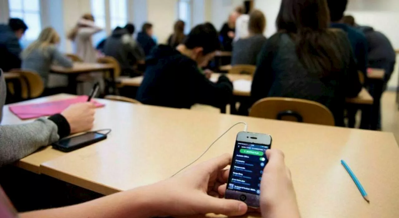 Cellulari vietati a scuola, arriva la proposta del pediatra: «Lezione di smartphone nelle prime 2 ore»