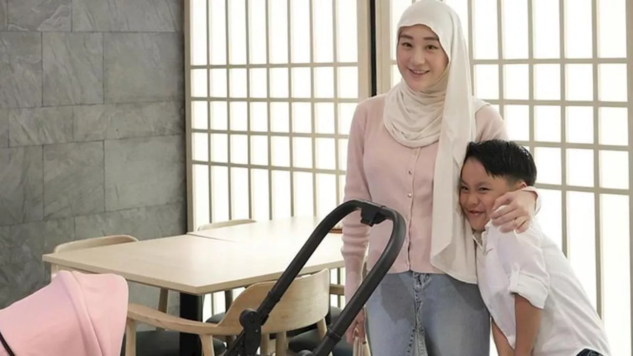 5 Potret Larissa Chou saat Asuh Dua Anak, Penampilan Curi Perhatian