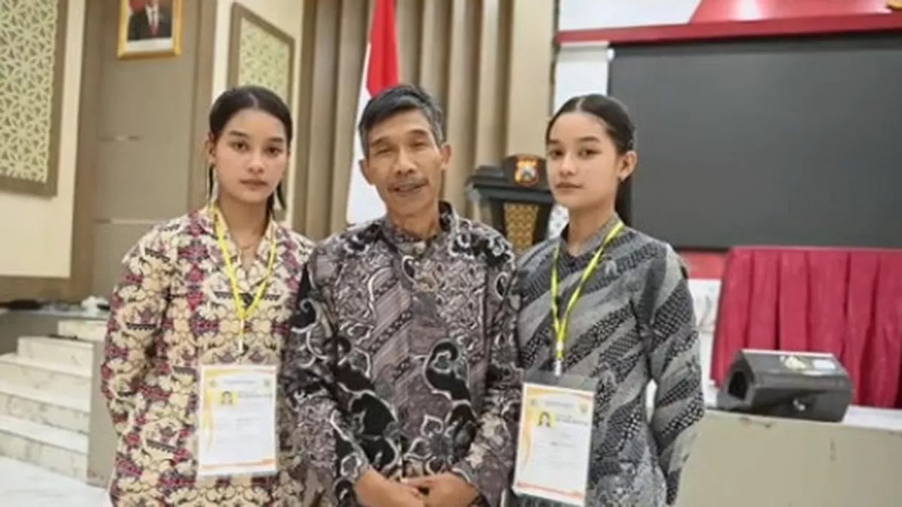 Kisah Si Kembar Anak Tukang Pijat Keliling dari Malang Kompak Lolos Seleksi Bintara Polri 2024