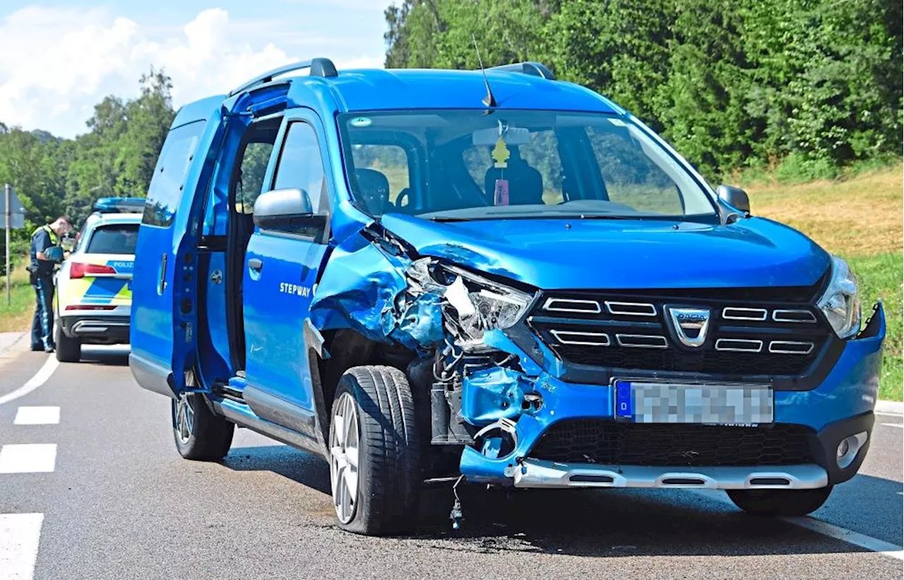 Ducia-Fahrer übersieht beim Abbiegen VW-Bus: Hoher Sachschaden nach Kollision