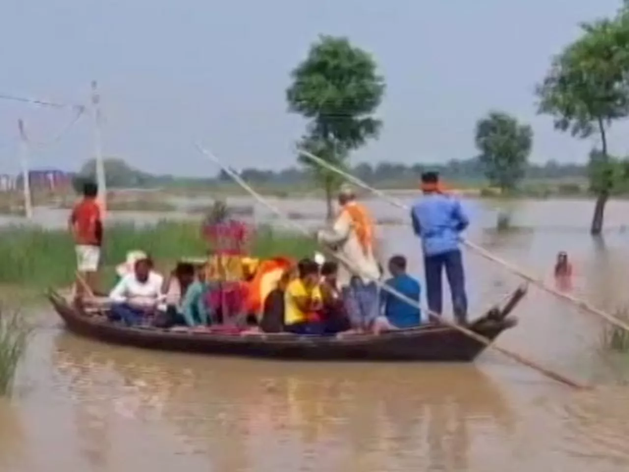 Floods In India: Uttarakhand हो या Uttar Pradesh, उफान पर नदियां, सड़कें बनी दरिया