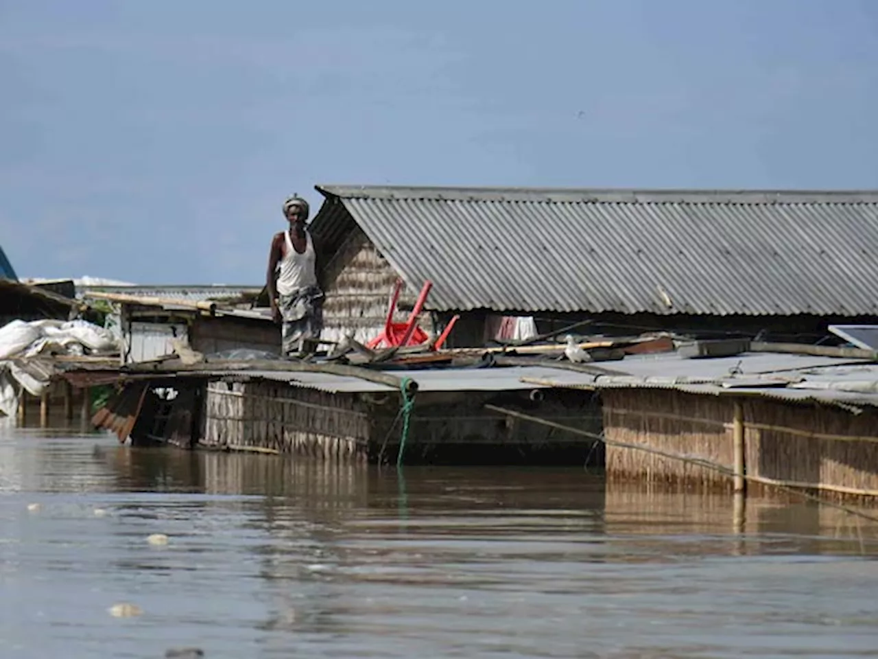 Floods in India: देश के कई राज्यों में बिगड़ रहे हालात, जा रही लोगों की जानें