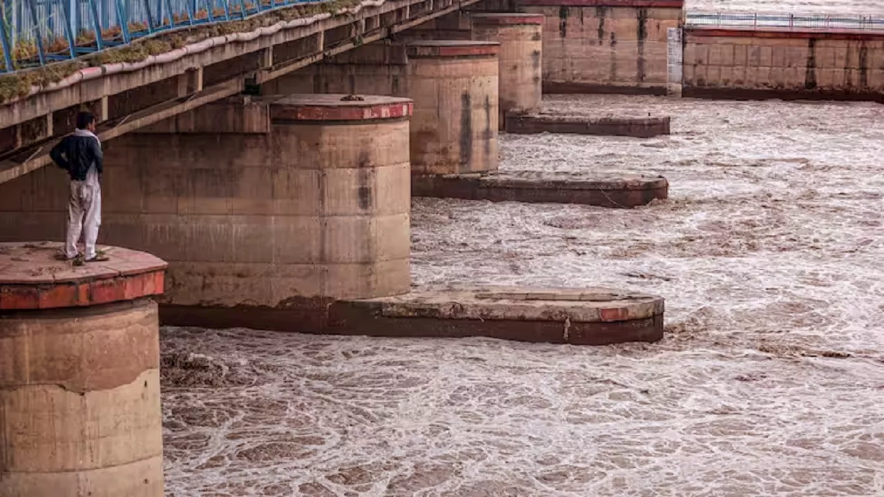 Bihar Flood: बिहार में उफान पर नदियां, अब रेलवे ने बढ़ाई सतर्कता