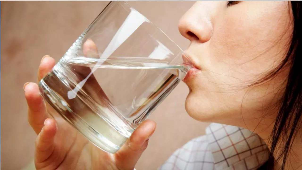 Disadvantages Of Drinking Water: खतरनाक हो सकता है पानी पीने का ये तरीका, होते हैं ये साइड इफेक्ट्स!