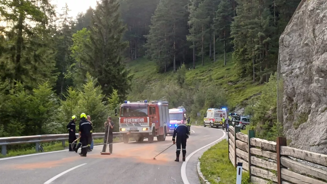 Bikerunfall, Brand und Baum über Straße: St. Aegyder FF gefordert