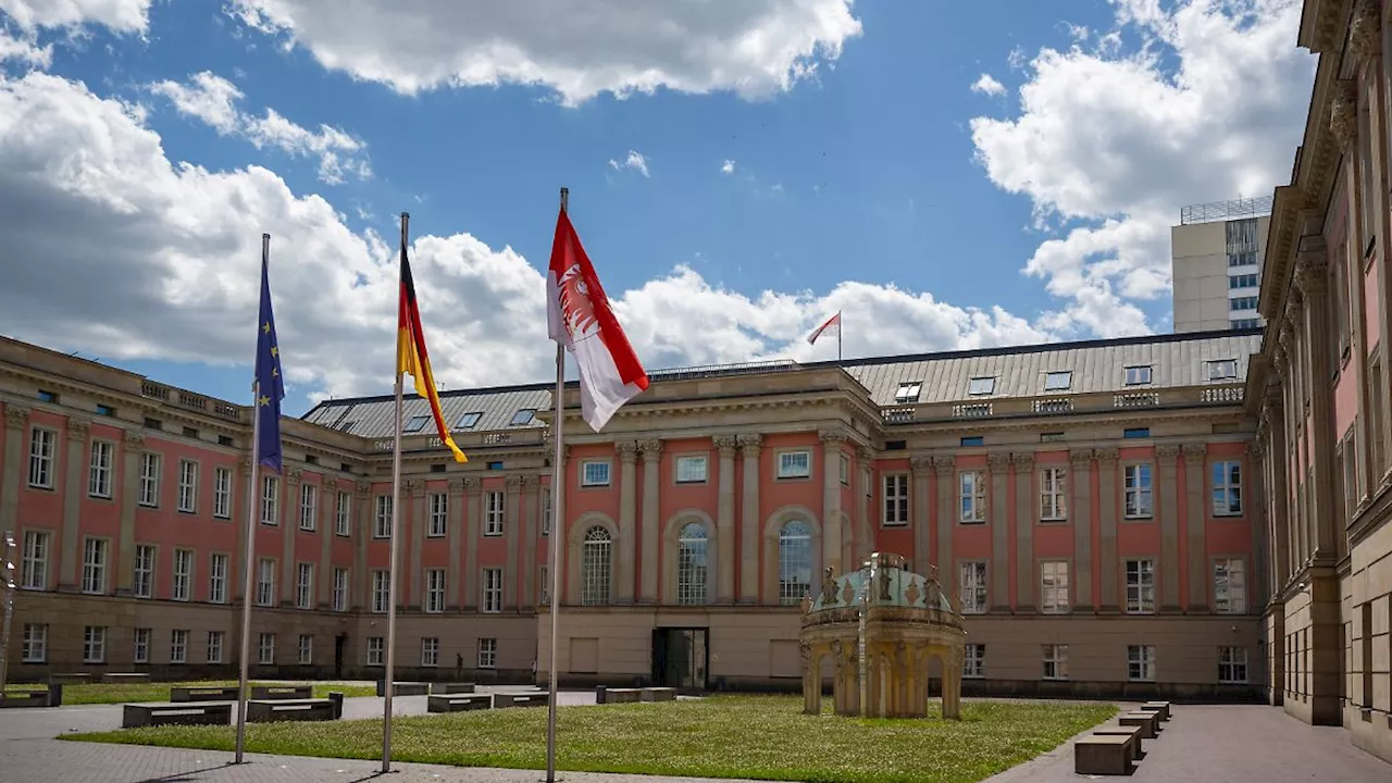 Umfrage zur Brandenburg-Wahl: AfD trotz Verlusten stärkste Kraft - Woidke muss um Amt bangen