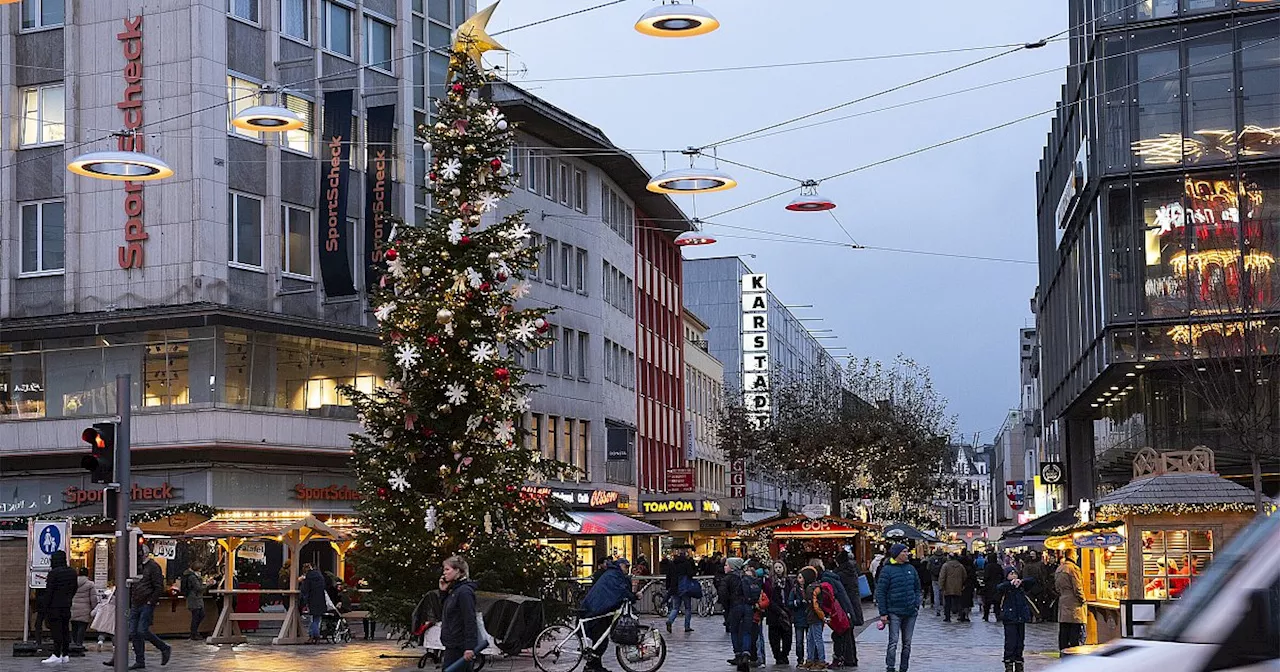 Bielefelder bleibt auf Weihnachtsbaum sitzen – und verklagt die Stadt