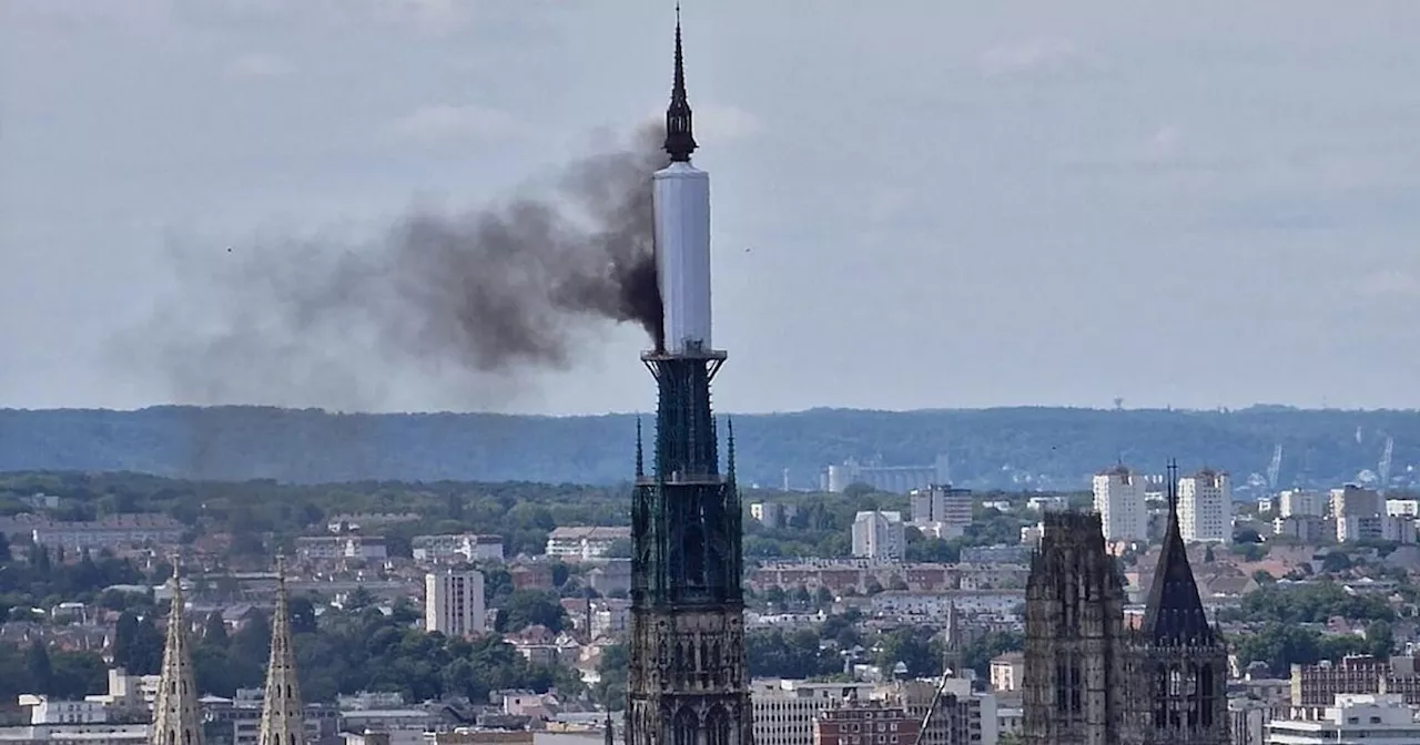 Brand im Turm der Kathedrale von Rouen