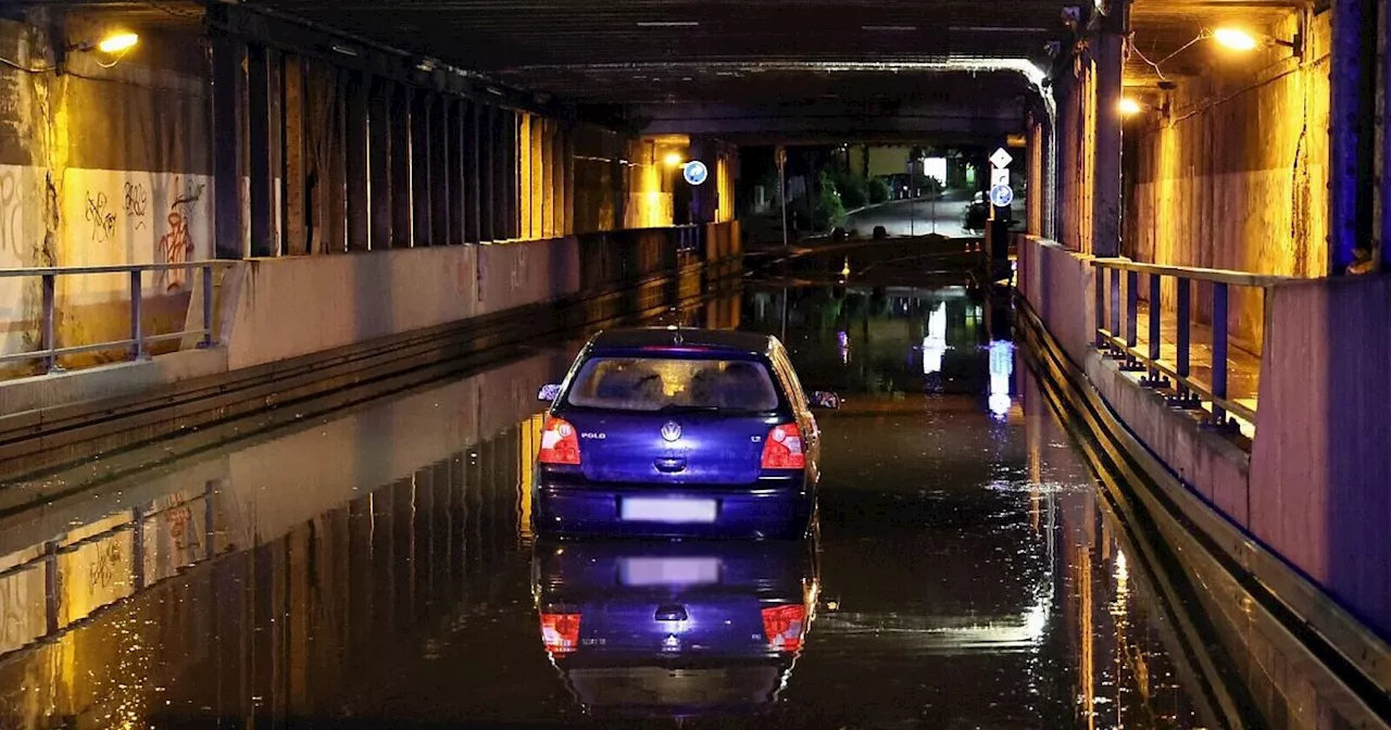 Überschwemmte Straßen nach kräftigen Gewittern