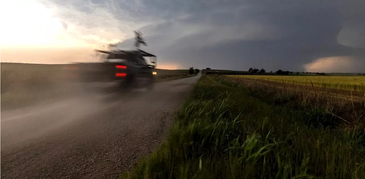 Physics News: What do storm chasers really do? Two tornado scientists ...