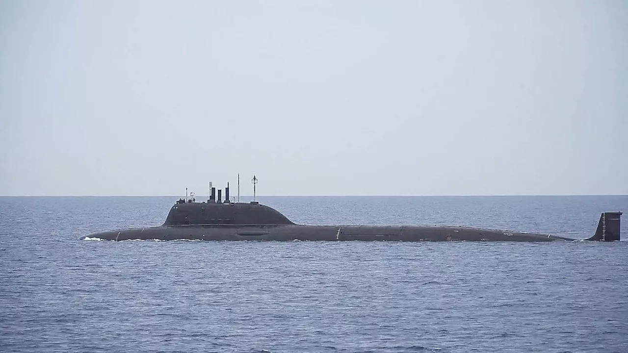 Kreuzfahrt-Passagiere in heller Aufregung! Plötzlich taucht ein russisches U-Boot auf