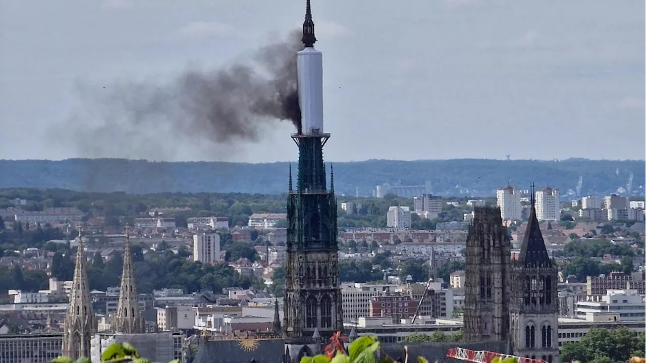 Se declara un incendio en la aguja de la catedral de la localidad francesa de Ruan