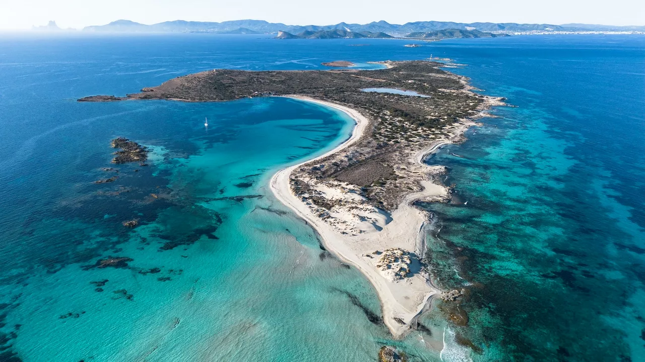 La isla sin habitantes en Baleares que tiene tres playas paradisiacas