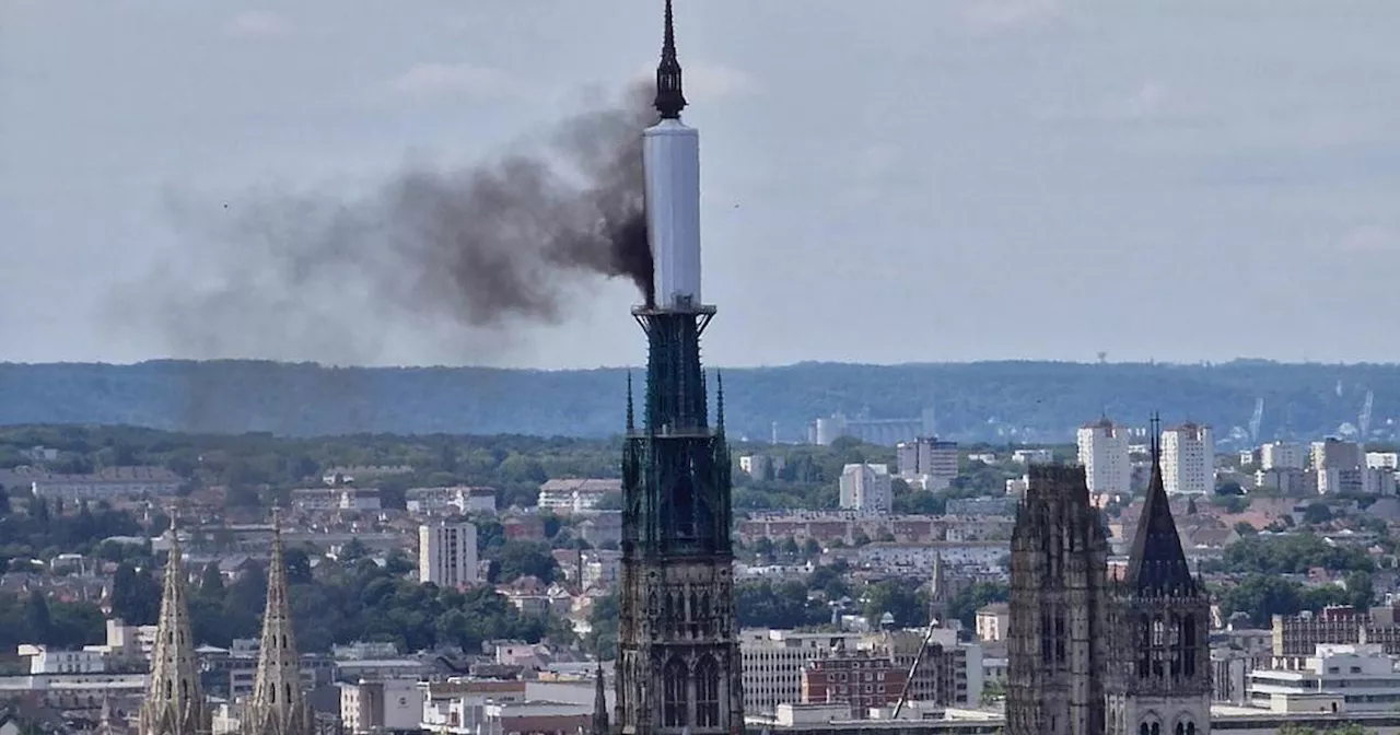 Derzeit Renovierungen: Turm der Kathedrale von Rouen in Brand​