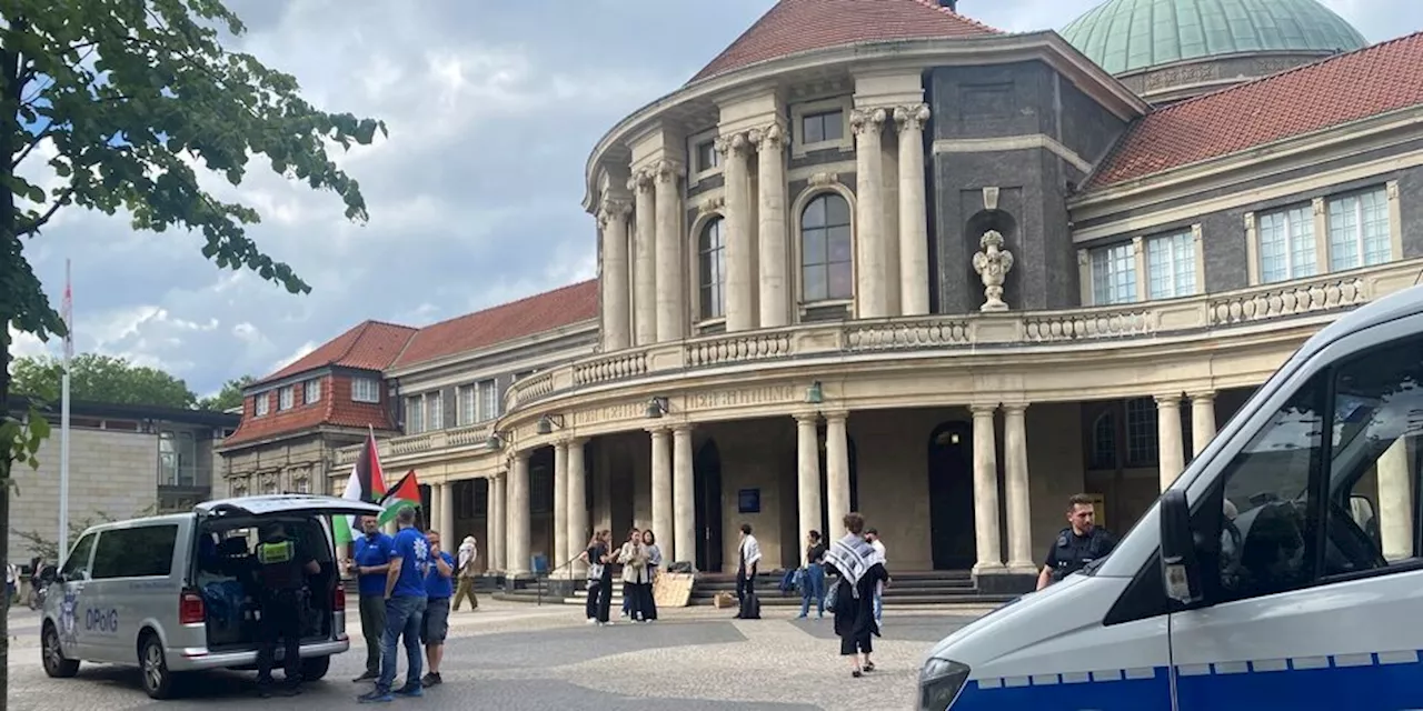 Hamburger Ringvorlesung Antisemitismus: Draußen Protest, drinnen Anspannung