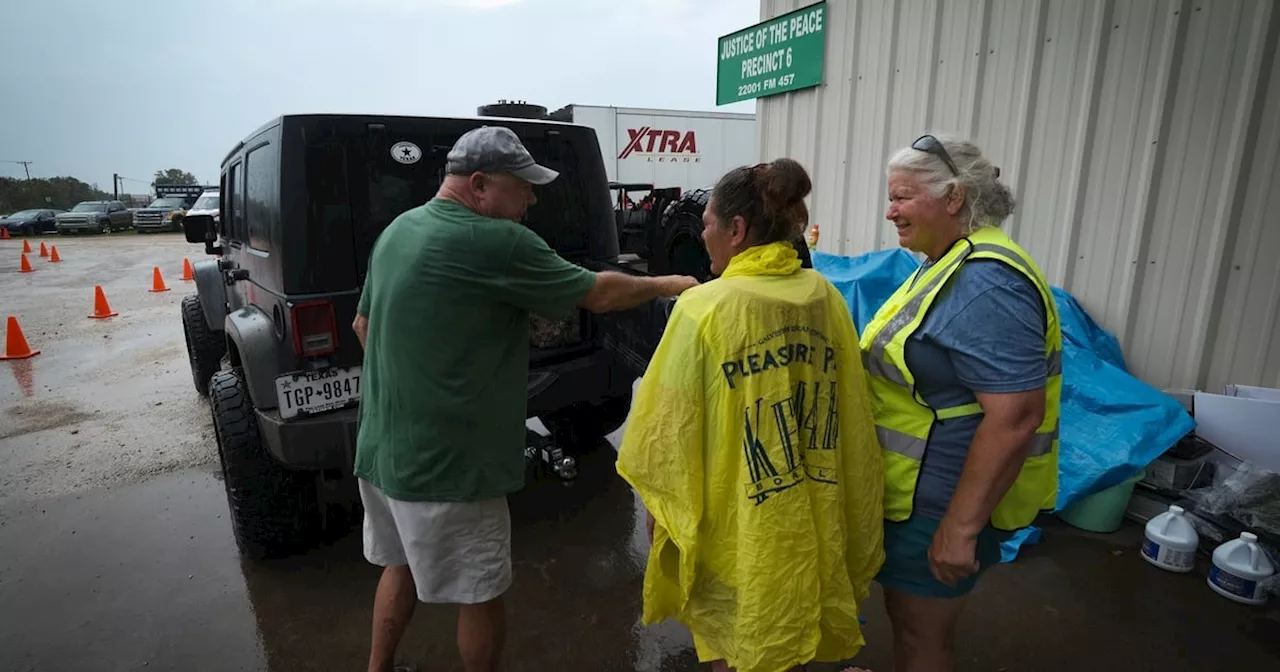 After Beryl, Texas copes with heat, debris and no power