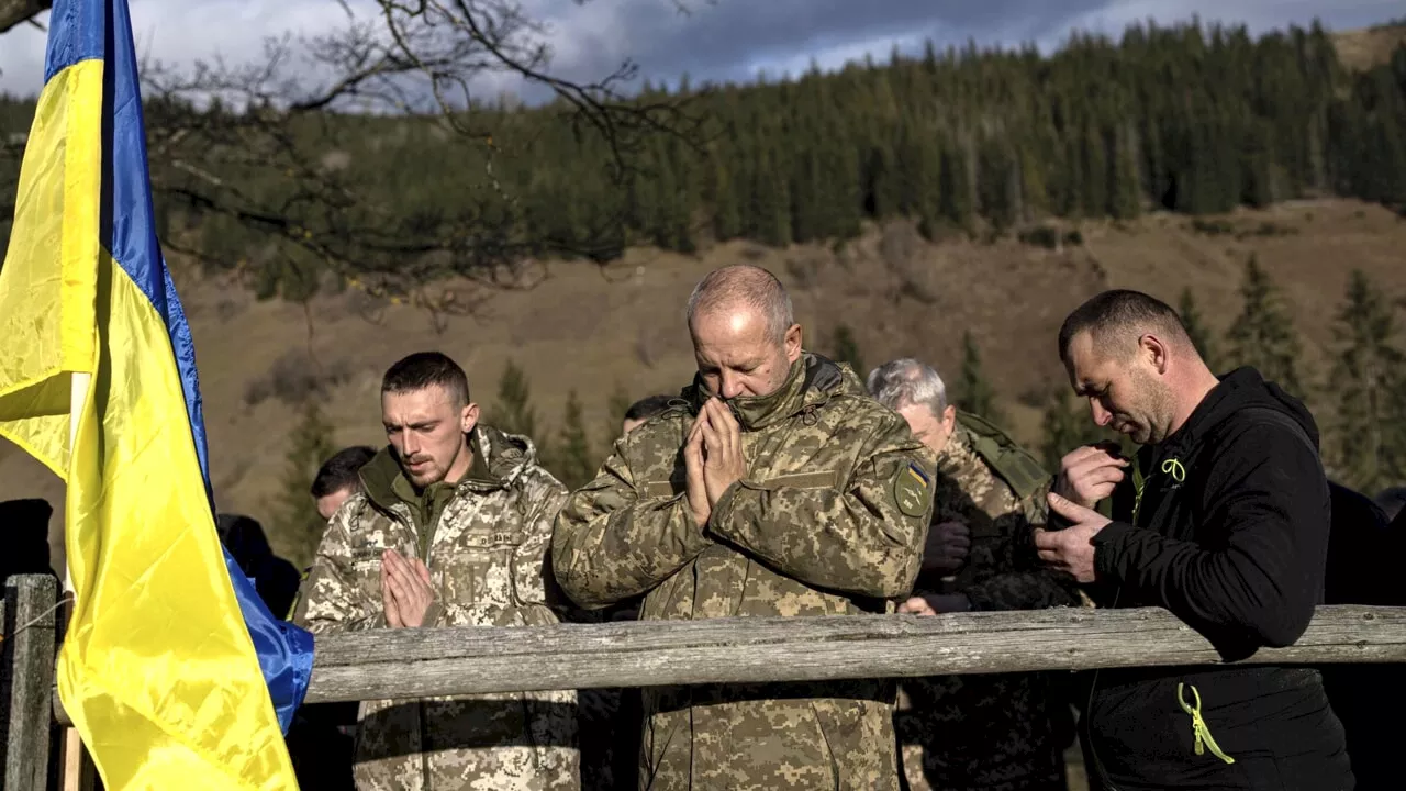 Migliaia di detenuti liberati e spediti al fronte: la nuova strategia dell'Ucraina