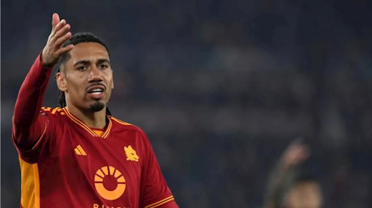 Roma, la confessione di Smalling a un tifoso all'uscita da Trigoria: 'A me piacerebbe restare'